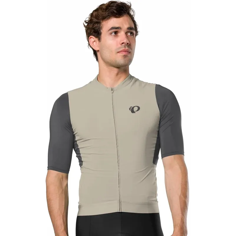 PEARL iZUMi Expedition Gravel Radtrikot Herren 11122410 - feather grey/dark shadow - AFI Letzte Chance