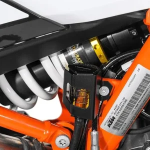 Neuheit Schutz Bremsflüssigkeitsbehälter, hinten schwarz für KTM 890 Adv/ Adv R/ 790 Adv / Adv R/ 1290 S Adv (2021-)/ 1390 S Adv/ Husqvarna Norden 901/ Aprilia Tuareg 660
