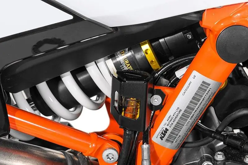 Neuheit Schutz Bremsflüssigkeitsbehälter, hinten schwarz für KTM 890 Adv/ Adv R/ 790 Adv / Adv R/ 1290 S Adv (2021-)/ 1390 S Adv/ Husqvarna Norden 901/ Aprilia Tuareg 660