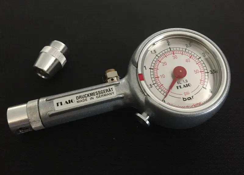 Sonderaktion Reifenluftdruckprüfer mit geradem und 90° Schräganschluss und Ablassventil
