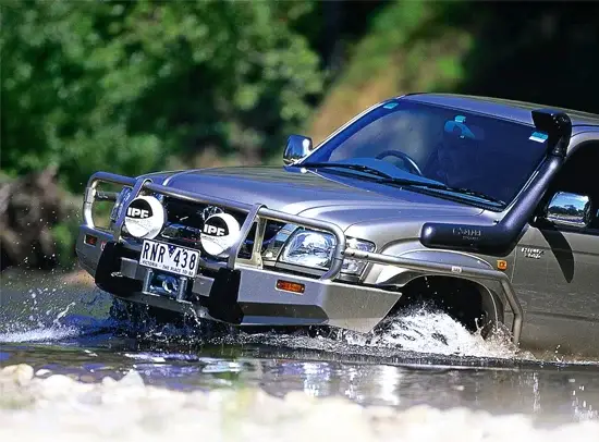 Aktuell ARB-Windenstoßstange Hilux ‘02-‘05, 3414220,m.Verbreiterungen,m.Airbag *TN*